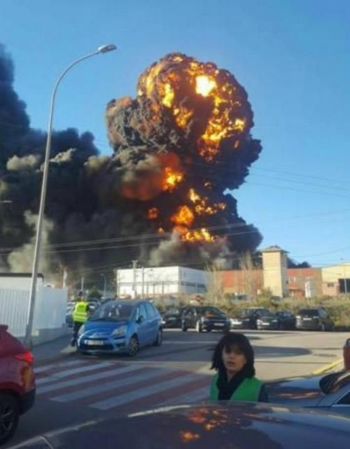 Espectacular incendi en una química de Paterna