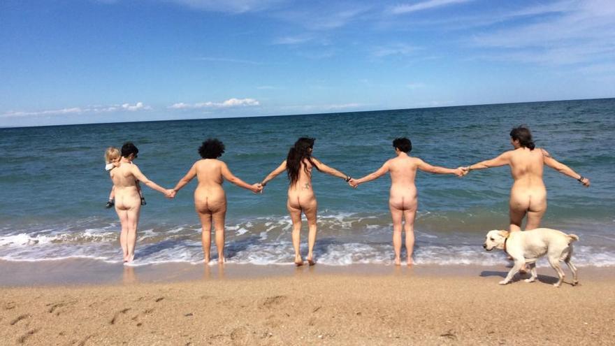 Varias de las mujeres se bañaron desnudas para defender el carácter naturista de la playa.