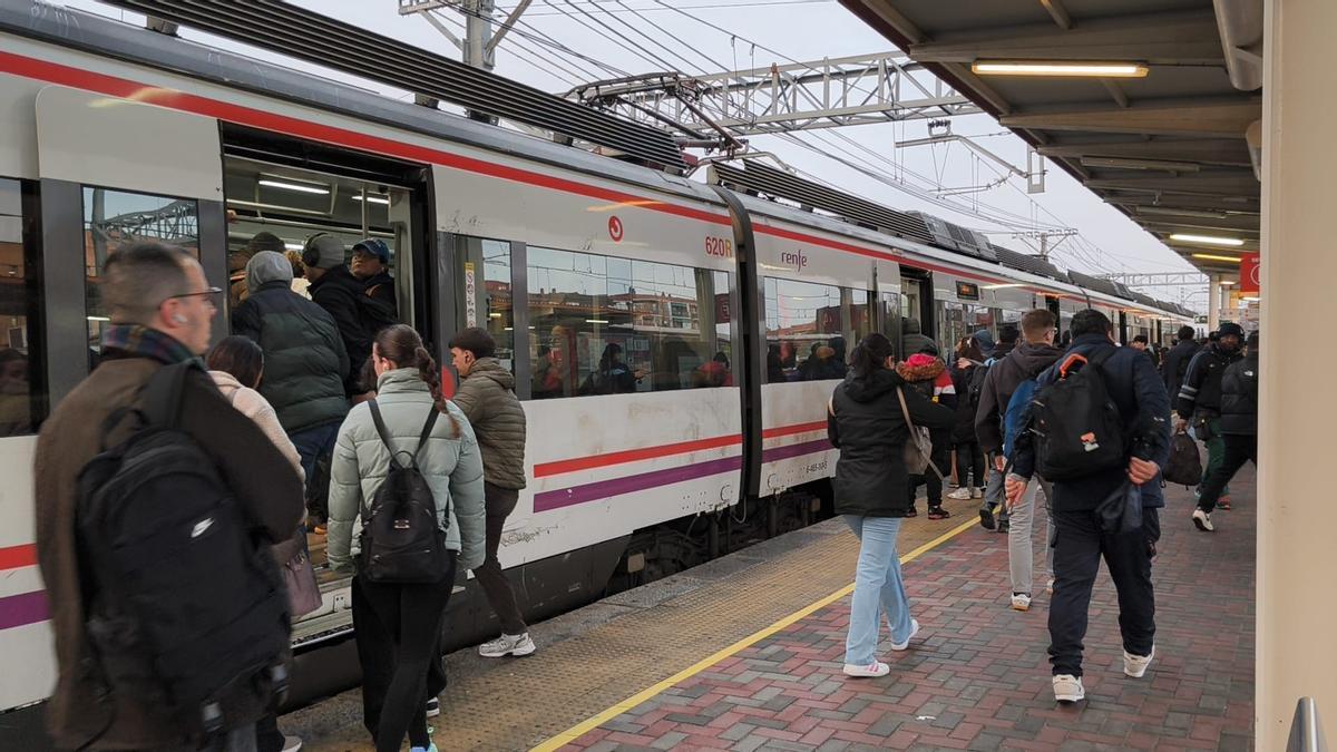 Pasajeros esperando al Cercanías en Villaverde