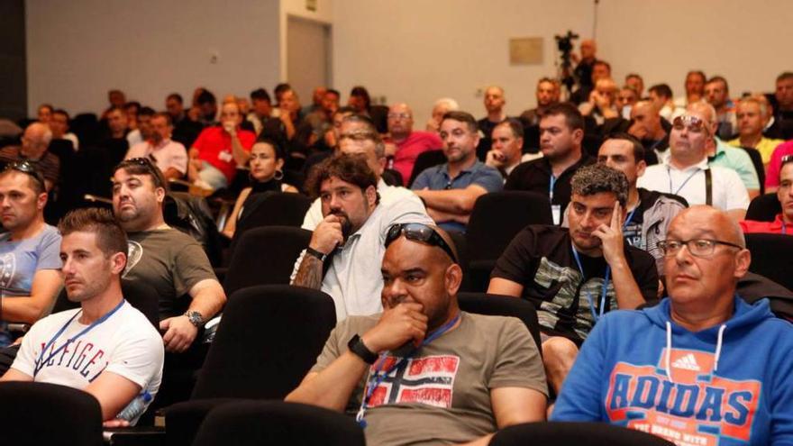 Asistentes a la asamblea de la Coordinadora de Estibadores, ayer, en la sede del Puerto.