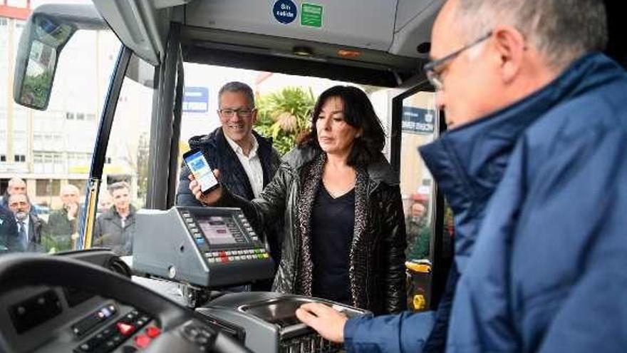 La directora de Amtega, ayer con el móvil en un bus en A Coruña.