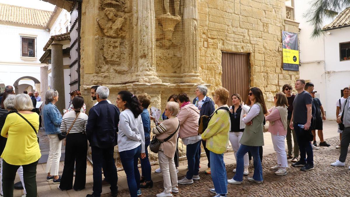 Colas para acceder al Museo Arqueológico de Córdoba.