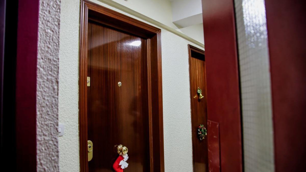 Puerta de la vivienda donde una mujer ha envenenado mortalmente a su marido y posteriormente se ha suicidado, a 3 de enero de 2023, en Fuenlabrada, Madrid (España).