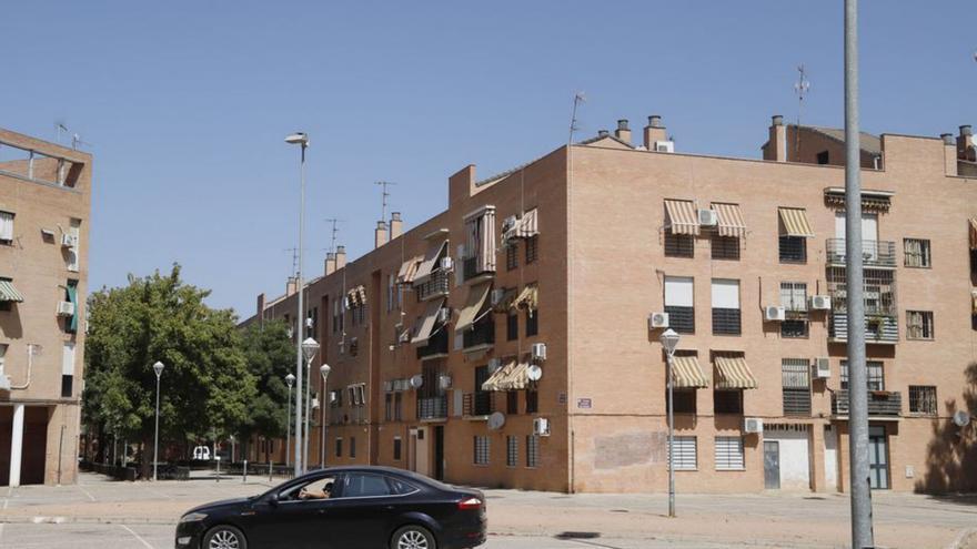 Vecinos del barrio del Guadalquivir piden una compensación por los frecuentes cortes de luz en un bloque