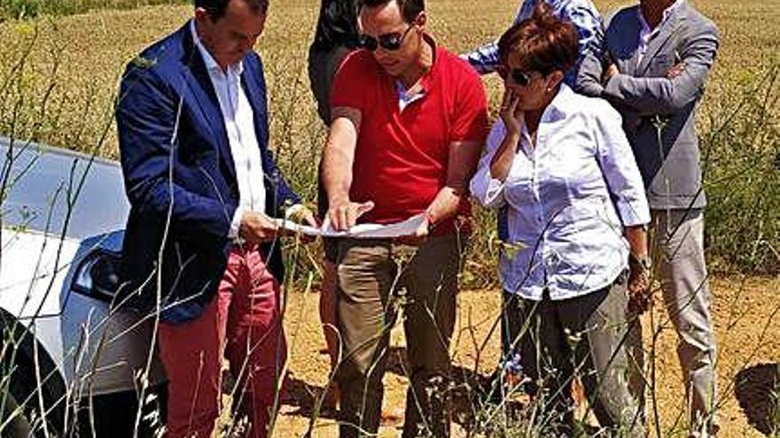 Huerga y la alcaldesa de San Cristóbal, Leonor González, con Requejo en los terrenos del Puerta del Noroeste.