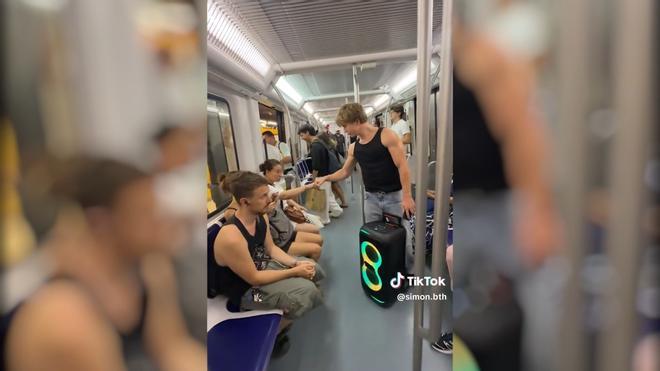 Un 'tiktoker' alemán que baila en metros desembarca en Barcelona entre la indiferencia y la indignación de los viajeros