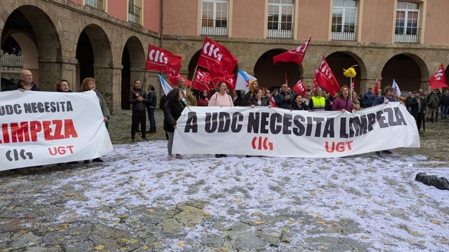 Protesta del personal de limpieza de la Universidade |