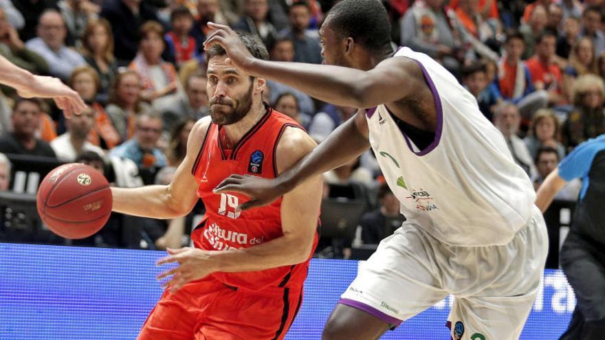 San Emeterio trata de superar a Viny Okouo, de Unicaja.