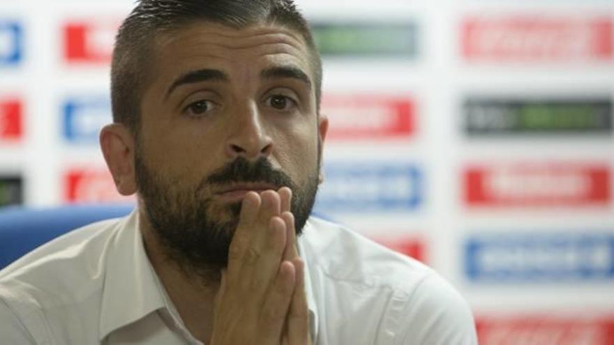El director deportivo del Hércules, Javier Portillo, pensativo, durante una rueda de prensa.