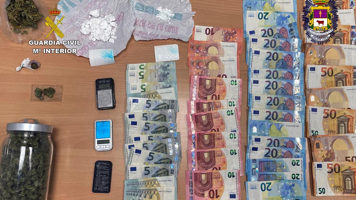 Dinero y droga incautada en la vivienda de Caravaca de la Cruz.
