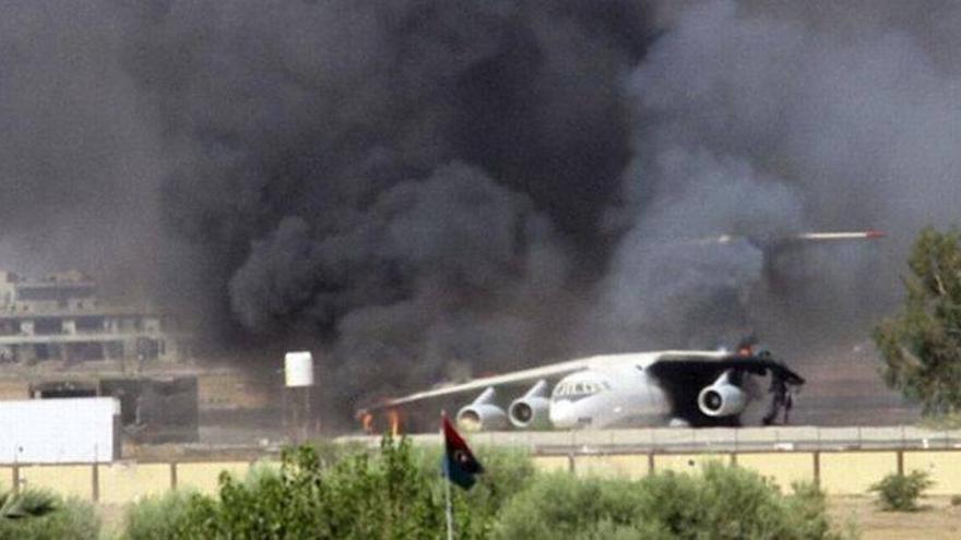 El incendio de un gigantesco almacen de carburante amenaza Trípoli