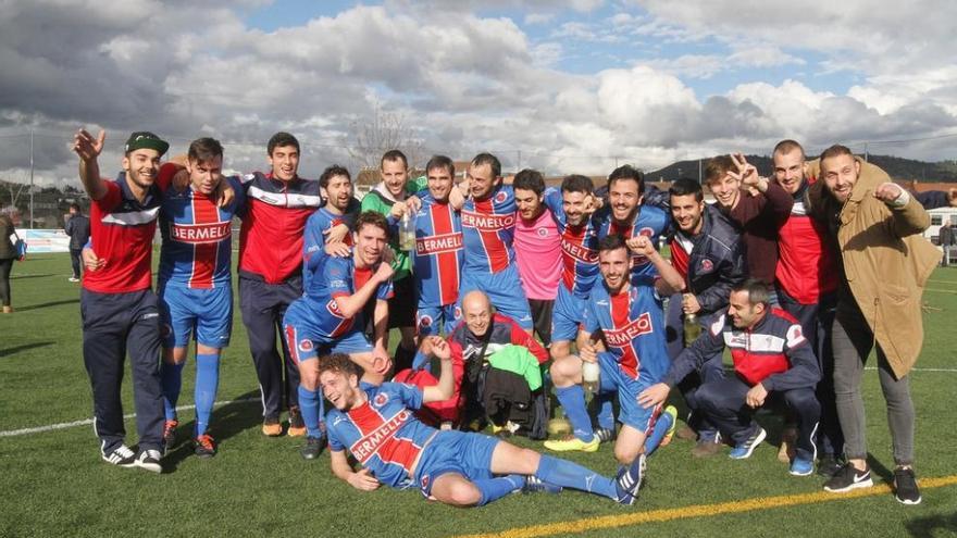 Los jugadores de la UD Ourense celebran el título de liga, ayer en Eiroás Iñaki Osorio
