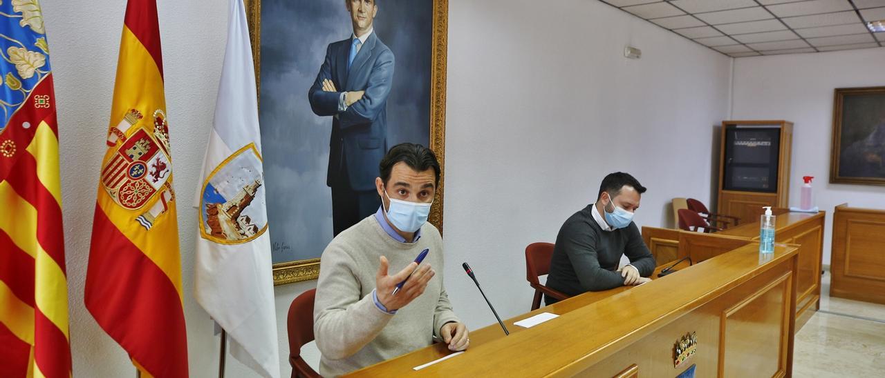 Imagen de la rueda de prensa del alcalde Eduardo Dolón y el concejal Hacienda, Domingo Paredes, este martes