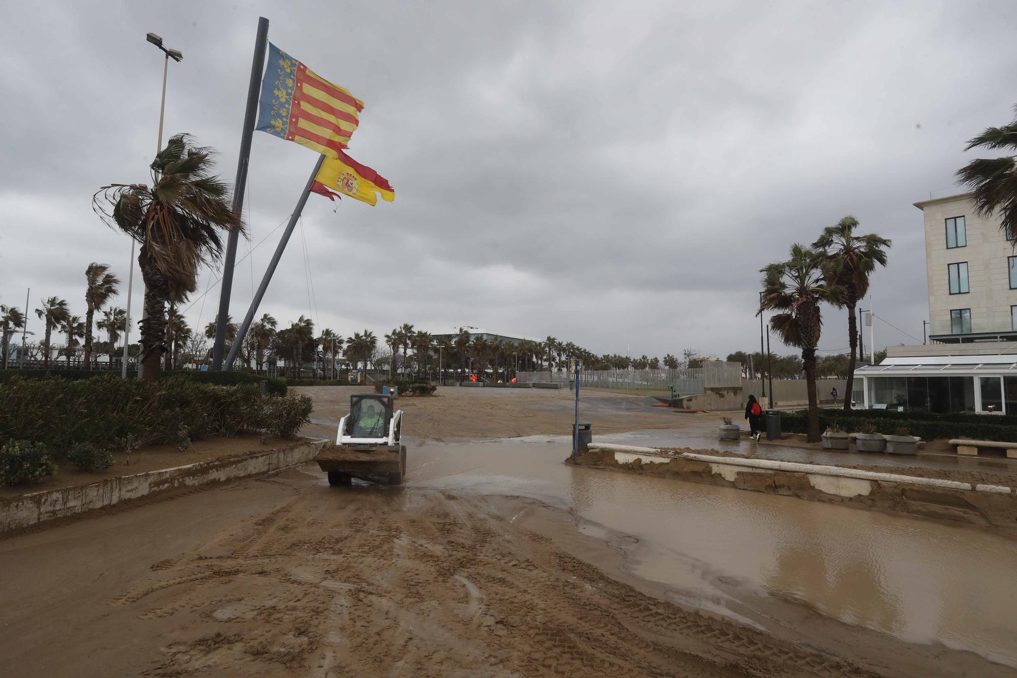 Así ha quedado La Malvarrosa por el fuerte temporal