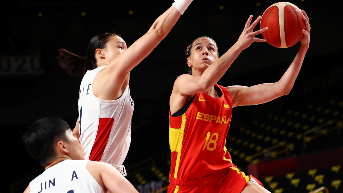 Queralt Casas, en una entrada a canasta en el debut de la selección española