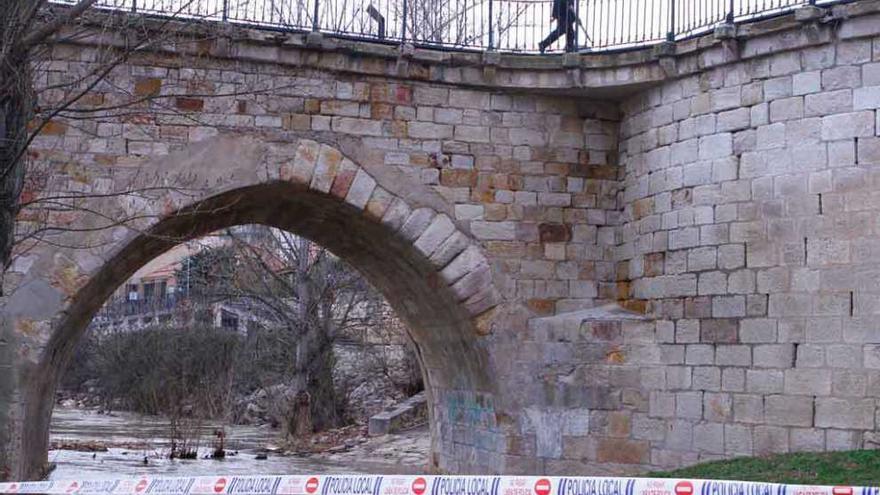 Proximidades del Puente de Piedra con uno de sus ojos invadidos por el agua.