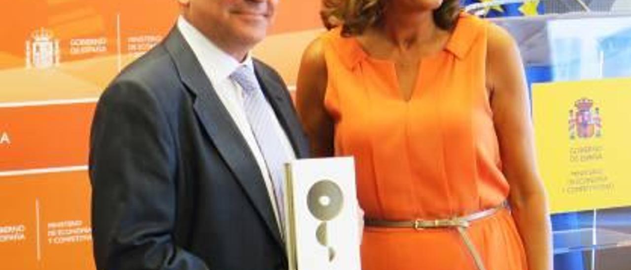 Juan Lerma, con la distinción, junto a Carmen Vela