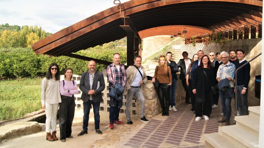 Arquitectos alemanes visitan Sot de Ferrer para conocer el uso de cerámica en el parque del Inchidor