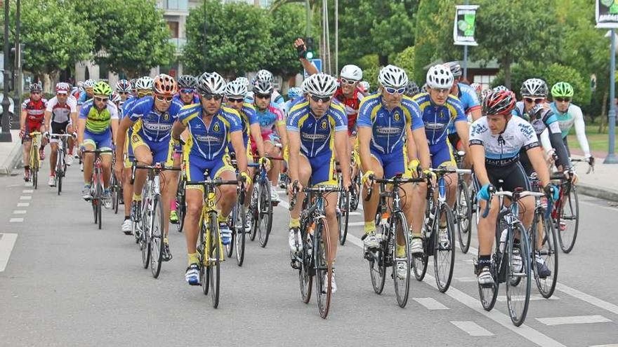 El pelotón agrupado poco después de su salida desde Cangas.