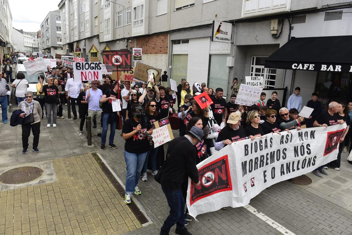 Manifestación multitudinaria en A Laracha contra la planta de biogás de Soandres: "A Laracha non se vende"