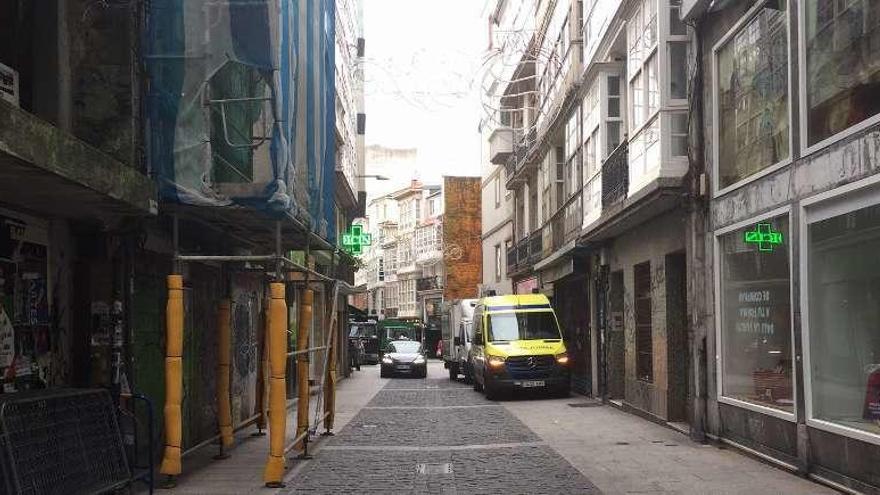 La Estrecha de San Andrés, reabierta al tráfico, con el andamio que cubre el edificio deteriorado.