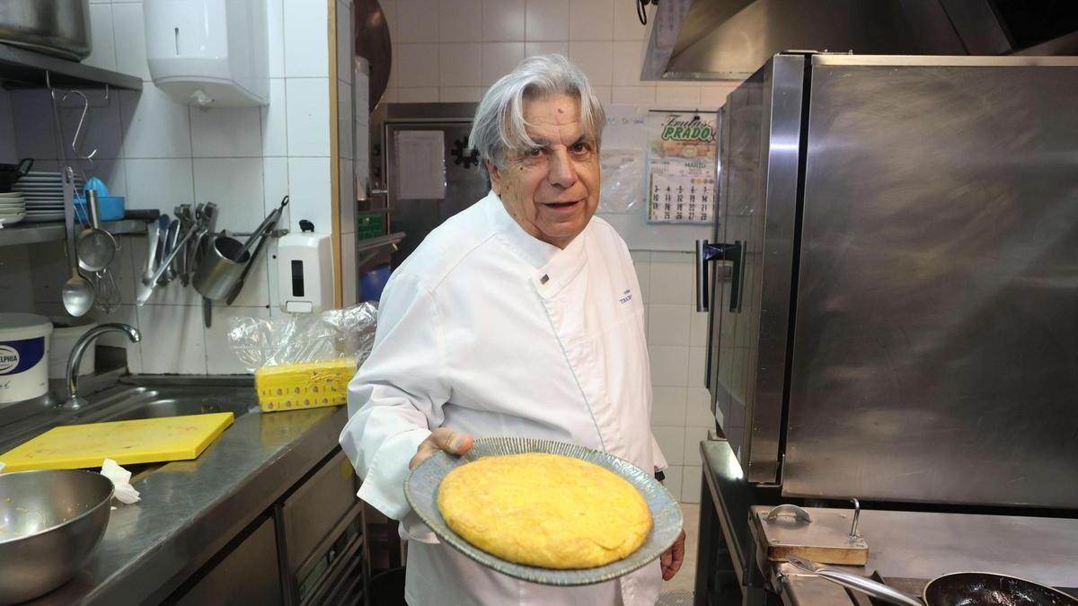 Crispi, elaborando su tortilla en el restaurante Tira do Playa.