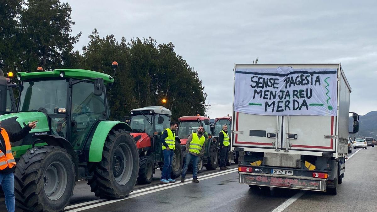 Vídeo: Los agricultores del norte de Castellón y sur de Tarragona cortan la N-340 en señal de protesta