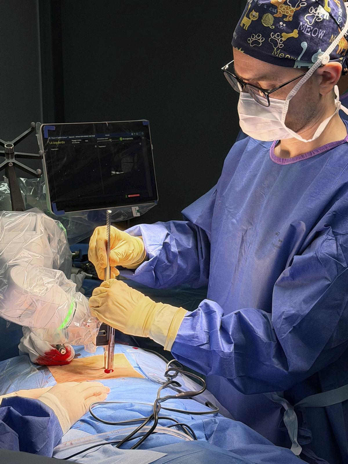 Primera neurocirugía lumbar endoscópica guiada por robot.