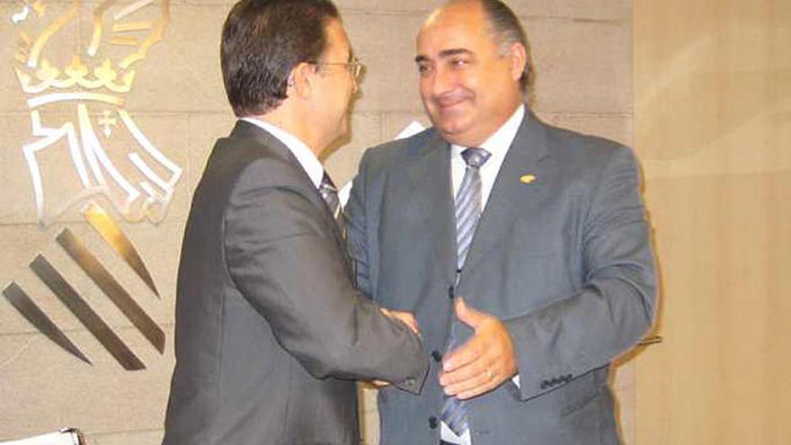 Josep Almería y el conseller Serafín Castellano, ayer.