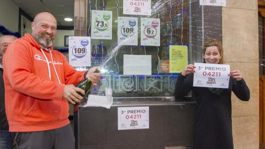 Nuria Igualada de &#039;La Suertecica&#039; festeja haber repartido el tercer premio en la calle Carlos III de Cartagena