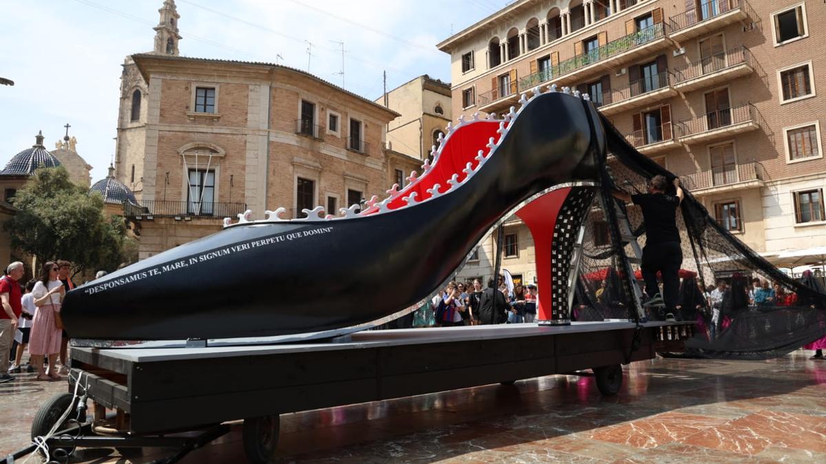 Un zapato gigante se pasea por València