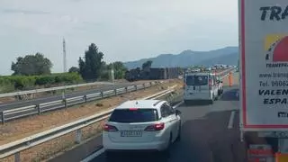 Accidente 'milagro' en Castellón: Un camión salta la mediana, vuelca y corta toda la CV-10