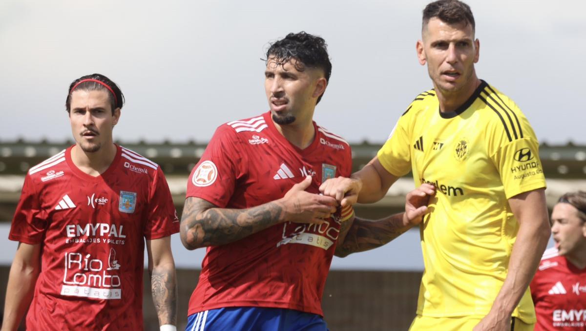 Jugadores del Nástic y el Tarazona dispután la posición antes de un balón parado.