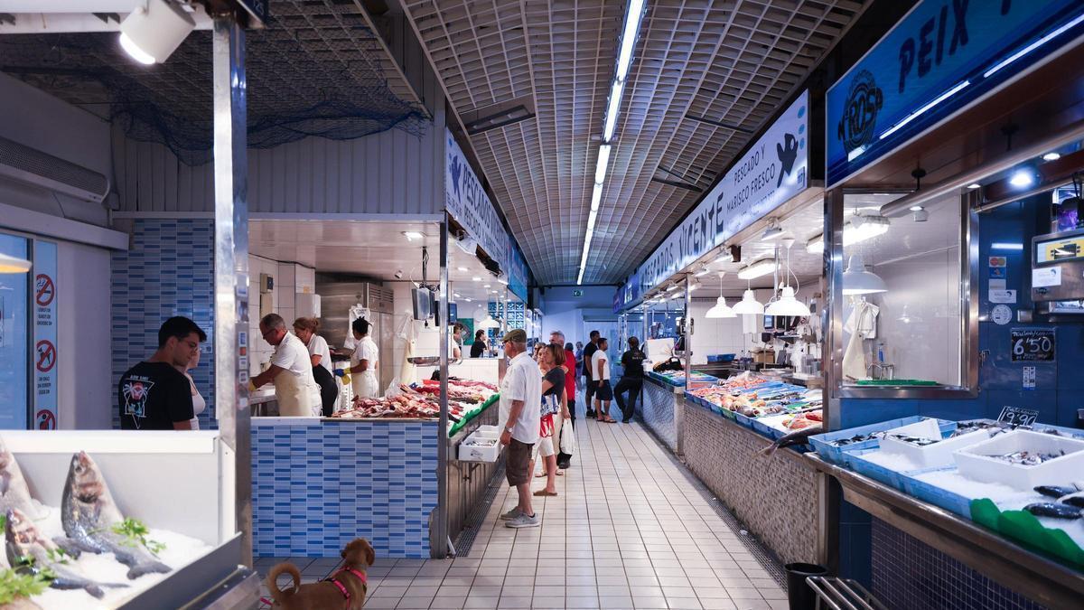 Interior del mercado durante la mañana de este sábado.