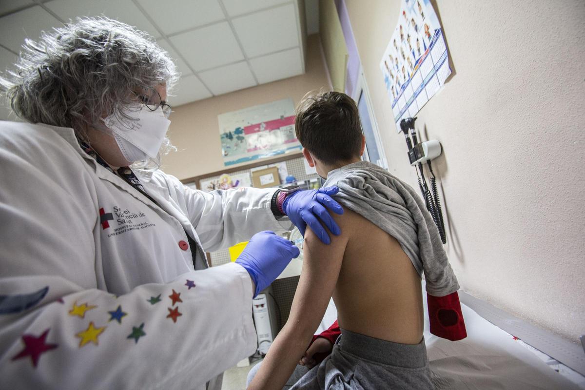 Vacunación a un niño contra el papiloma humano