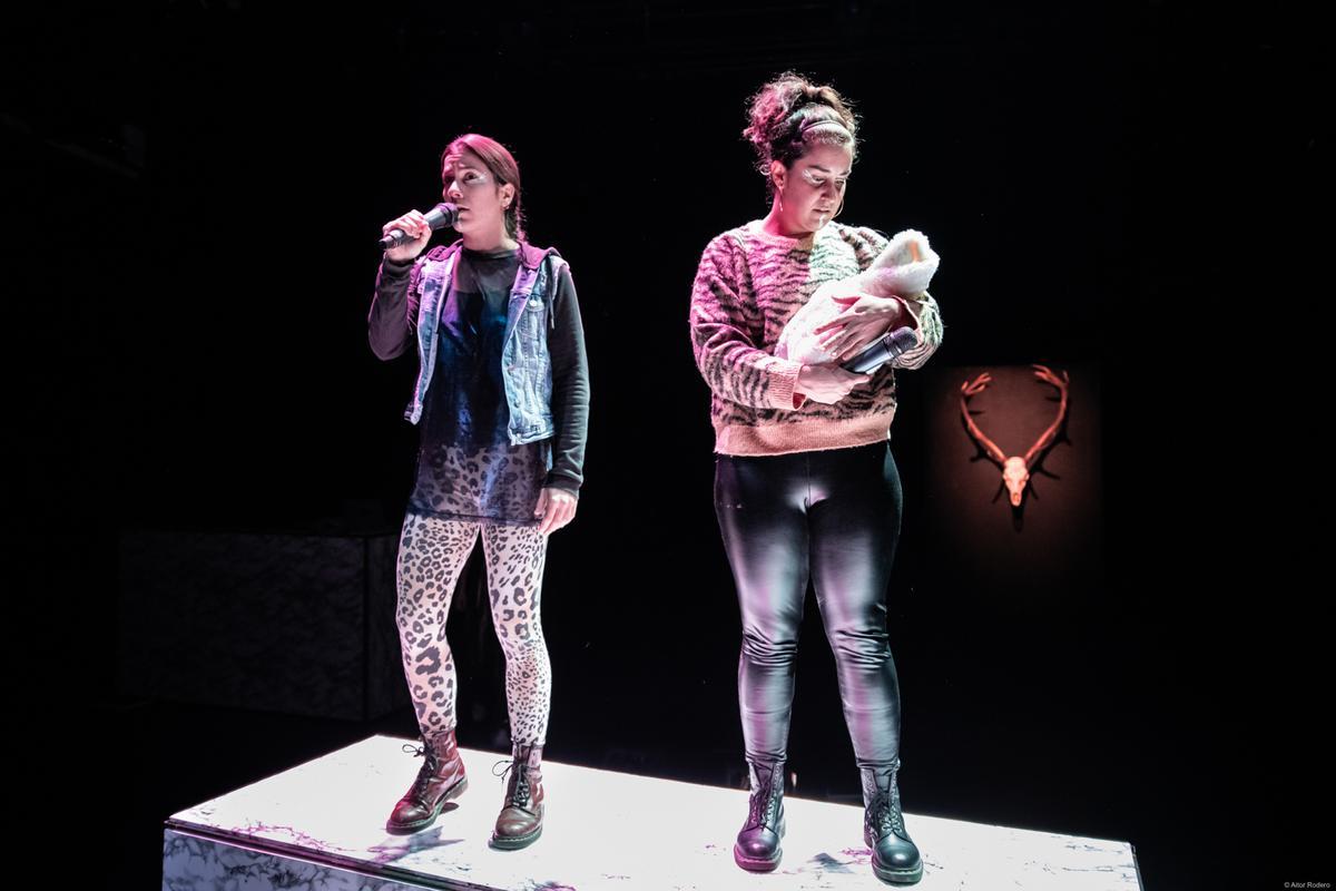 Las actrices también cantan durante la representación.