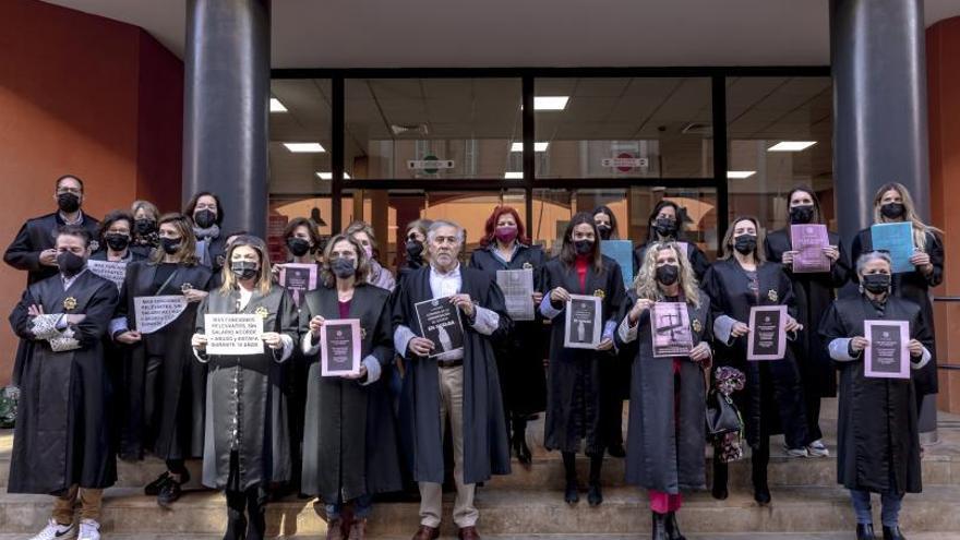 Concentración de Letrados de la Administración de Justicia, hoy durante la protesta en los juzgados de sa Gerreria, en Palma.