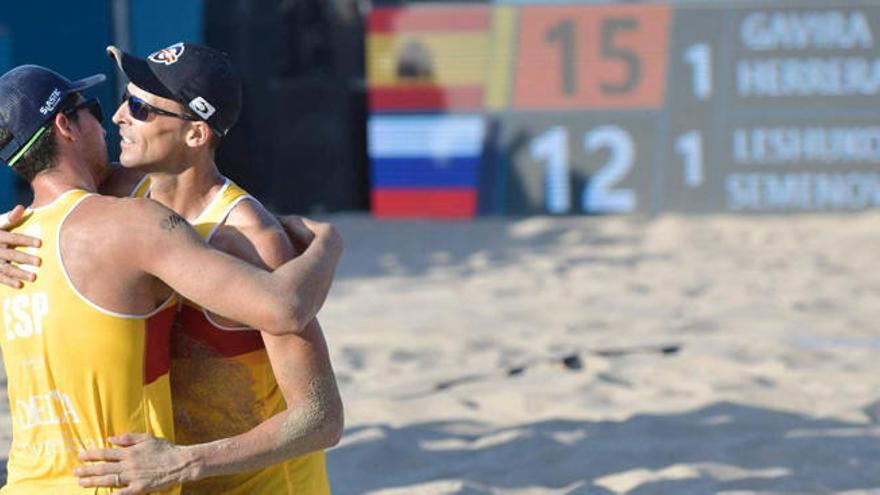 Pablo Herrera y Adrián Gavira se abrazan tras ganar la final de consolación.