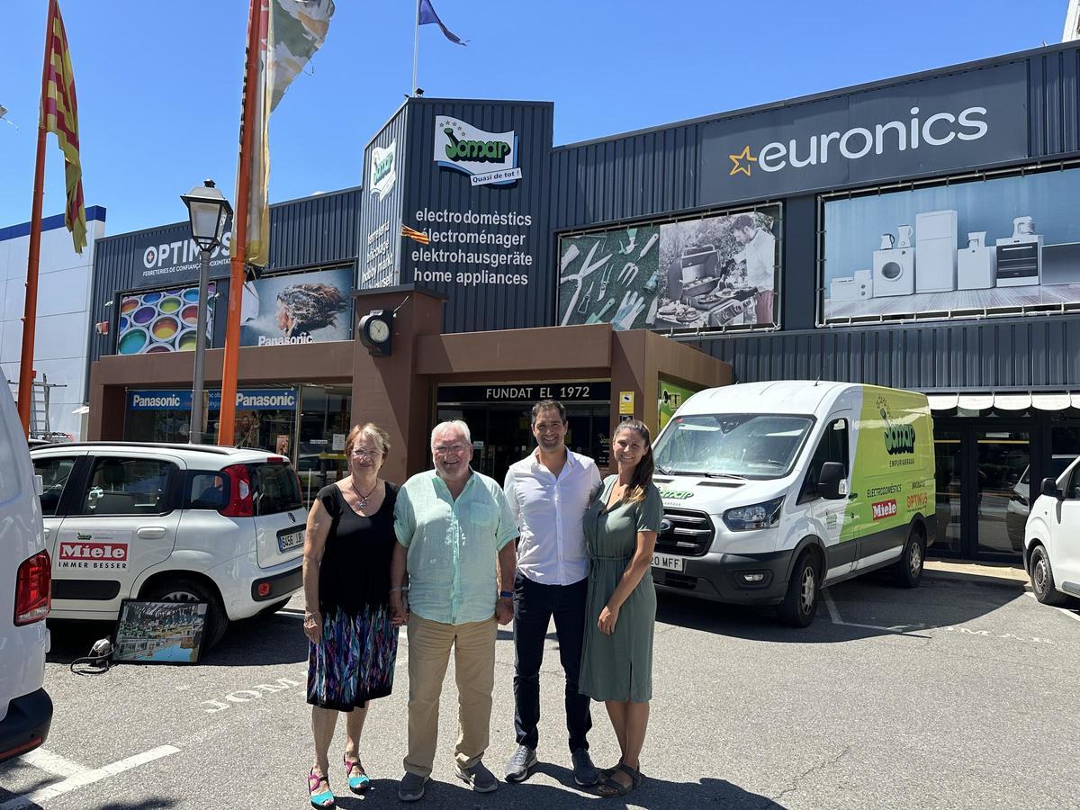 Els dos matrimonis en el moment del relleu al capdavant del'empresa Jomar