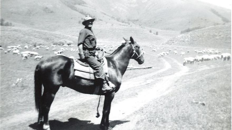 Andrés Domingo Almazán (en la imagen en las montañas de Idaho en 1961) era pariente lejano de Fermín Yagües, uno de los protagonistas del documental.