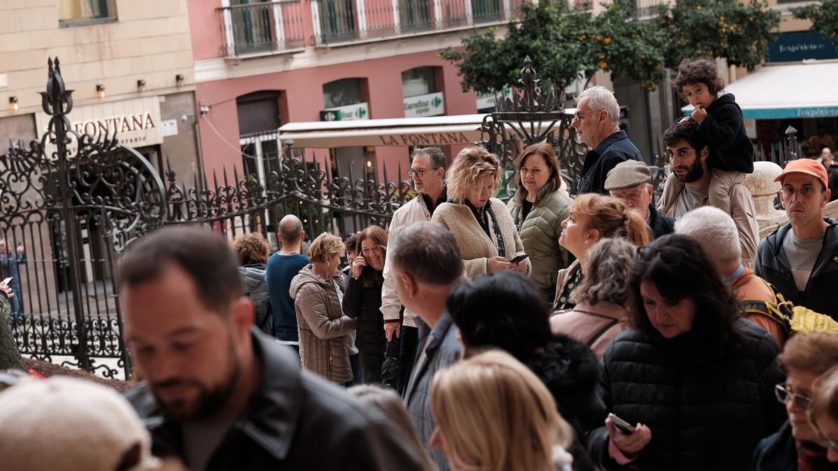 Decenas de personas hacen cola para ver el Nacimiento de la Catedral.