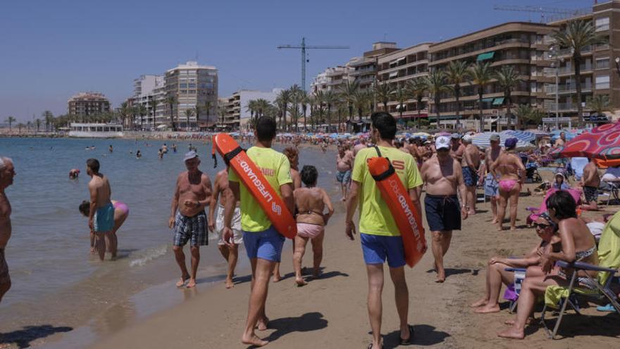 Socorristas el viernes en la playa del Cura