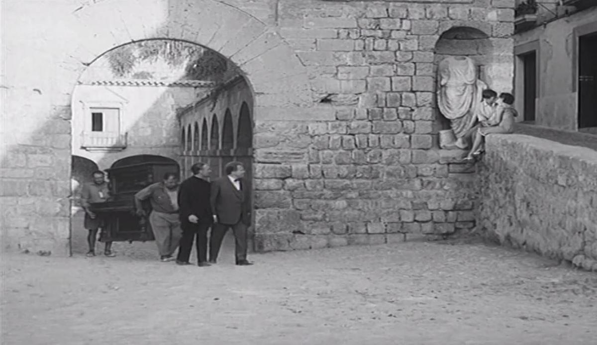 El protagonista i l'actor que interpreta Tur de Montis, pujant el piano pel Dalt Vila.