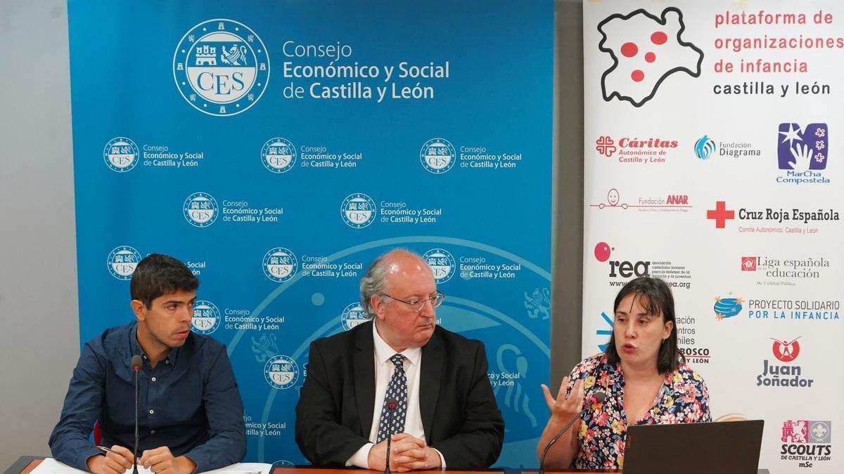 En el centro, Enrique Cabero, presidente del Consejo Económico y Social de Castilla y León.