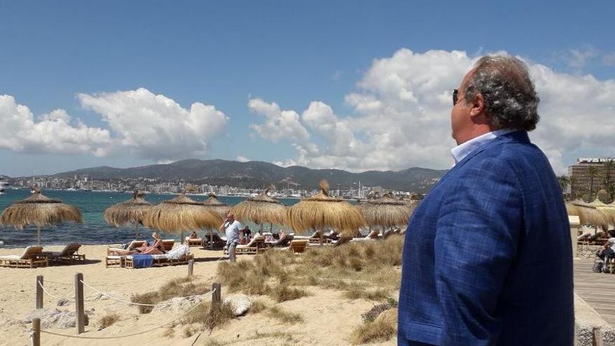 Lebt jetzt auf Mallorca: Manfred Schmider am Strand von Can Pere Antoni in Palma.