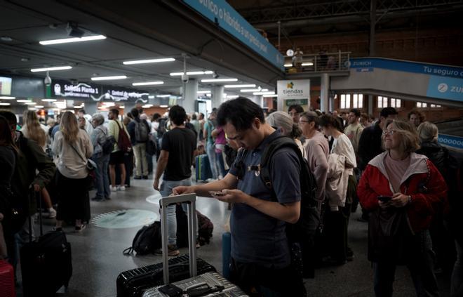 Estación de Atocha con retrasos de trenes causados por la DANA.