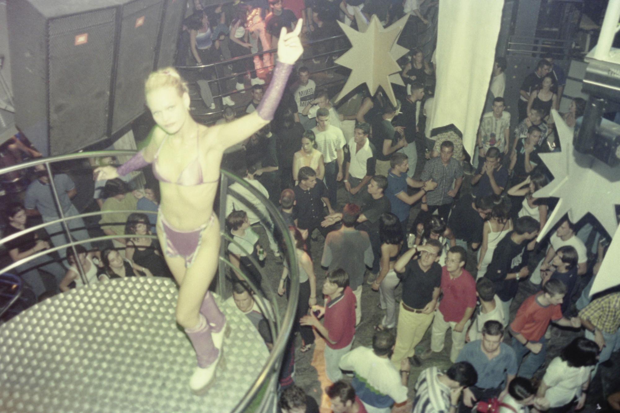 Discoteca Bananas en los 90. ¿Conoces a alguien?