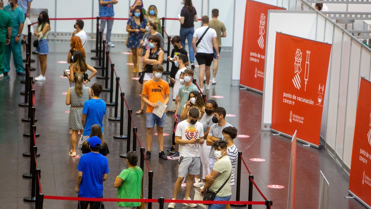 Actividad en el &quot;vacunódromo&quot; de Ciudad de la Luz, en Alicante.