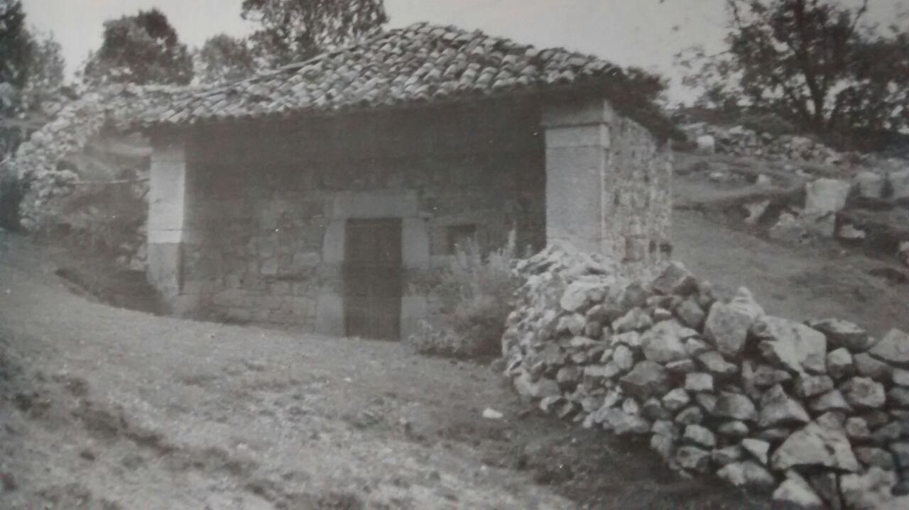 Entra en el refugio montañero de la Senra, propiedad del Grupo Montañero Moscón