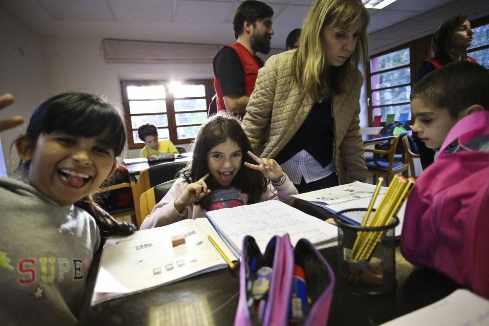 Primer día en las aulas de apoyo escolar en Trubia.